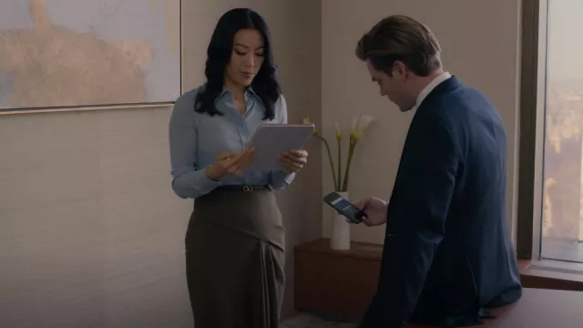 Jupe midi drapée Versace portée par Ingrid Yun (Arden Cho) vue dans Partner Track (S01E07)