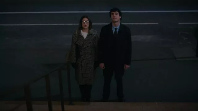 Manteau Maison Margiela Check Wool porté par Rachel Friedman (Alexandra Turshen) comme on le voit dans Partner Track (S01E07)