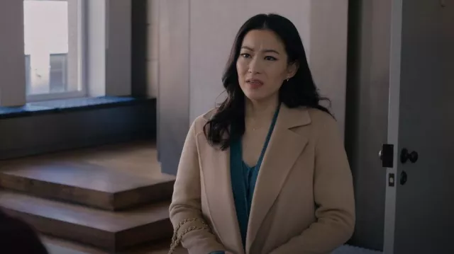 Wilfred Santorini Cardigan de Ingrid Yun (Arden Cho) visto en Partner Track (S01E09)