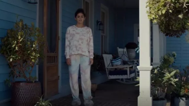 Monrow Tie Dyed-Print Sweat­shirt worn by Alice Dhawan (Sadie Laflamme-Snow) as seen in The Way Home (S01E01)