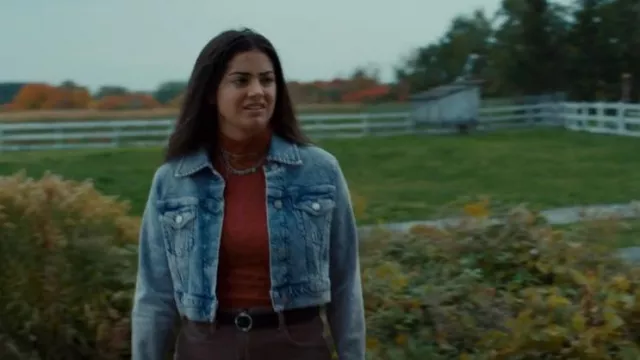 Chaqueta vaquera recortada AllSaints Jinx usada por Alice Dhawan (Sadie Laflamme-Snow) como se ve en The Way Home (S01E03)
