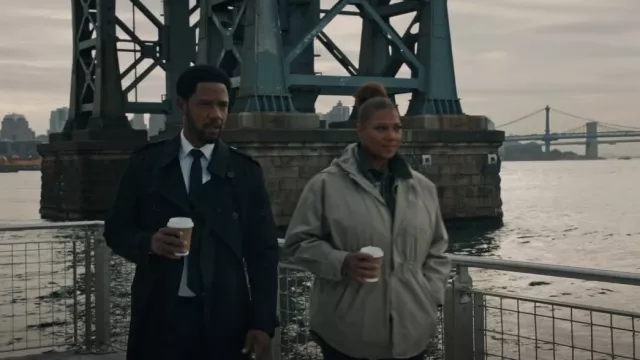 Burberry Double-Breasted Trench Coat porté par le détective Marcus Dante (Tory Kittles) comme on le voit dans The Equalizer (S03E08)
