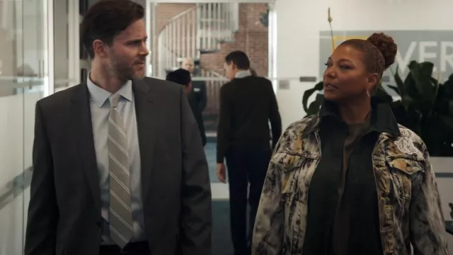 Veste en denim appliquée teintée à la cravate Céline Homme ornée de cristaux portée par Robyn McCall (Queen Latifah) vue dans The Equalizer (S03E08)