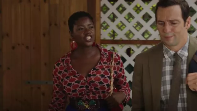 Top de tul estampado de Zara usado por Darlene Curtis (Ginny Holder) como se ve en Death in Paradise (S11E06)