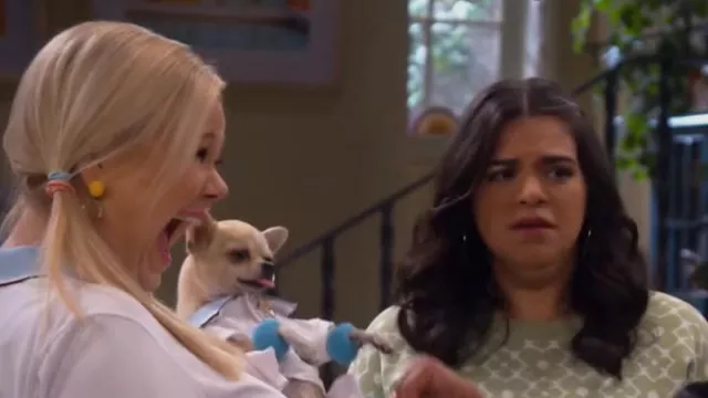 Baublebar Serving Looks Boucles d’oreilles de tennis portées par Jana (Caroline Rhea) comme on le voit dans Lopez vs. Lopez (S01E12)