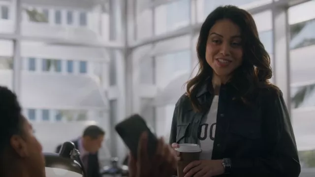 Chaqueta Blanknyc Good Call usada por Angela Lopez (Alyssa Diaz) como se ve en The Rookie (S05E11)