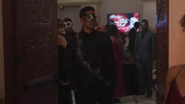 Alexander McQueen Floral Sash Jacquard Jacket porté par Damon Sims (Peyton Alex Smith) comme on le voit dans All American: Homecoming (S02E12)