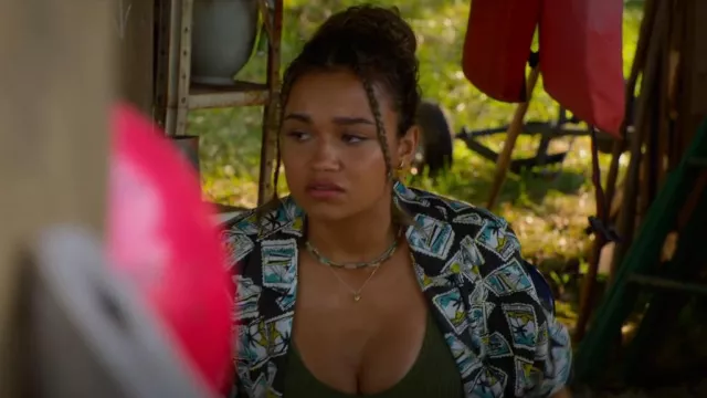 The black necklace with pendant stone white Earth Bound Trading brought by  Kiara (Madison Bailey) in the series Outer Banks (Season 1 Episode 1) |  Spotern