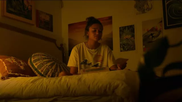 Rip Curl Wave Lines Beach Crop T-Shirt worn by Kiara Carrera (Madison Bailey) as seen in Outer Banks (S03E06)