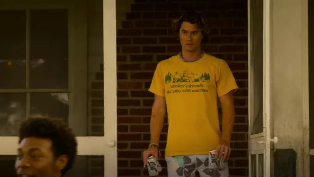Roark Chiller Boardshorts en azul cielo floral usado por John B Routledge (Chase Stokes) como se ve en Outer Banks (S03E06)