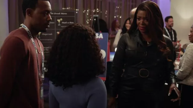 Combinaison en cuir ceinturée Zara portée par Ava Coleman (Janelle James) vue à Abbott Elementary (S02E16)