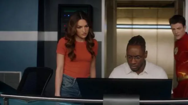 Urban Outfitters Perfect Ribbed Baby Tee in Terracotta worn by Allegra Garcia (Kayla Compton) as seen in The Flash (S08E19)