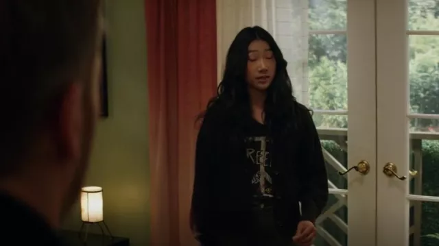 Banana Republic Lil­la Cash­mere Cardi­gana worn by Nicky Shen (Olivia Liang) as seen in Kung Fu (S03E09)