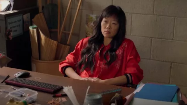 Veste bomber brodée H&M portée par Marissa Wong (Grace Lynn Kung) vue dans Wong & Winchester (S01E02)