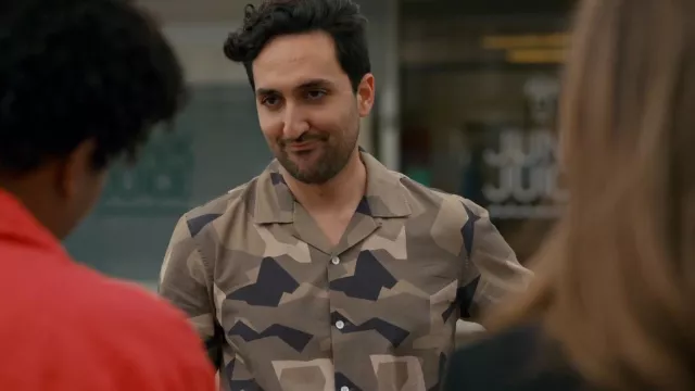 Camisa de Rag and Bone Avery Short Sleeve Button Up Camp usada por DS Brad Michaels (Ben Bass) como se ve en Pretty Hard Cases (S03E03)