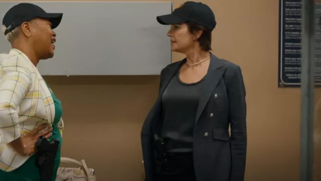 Veronica Beard Miller Blazer à chevrons à double poitrine porté par Ro Wells (Amanda Walsh) comme on le voit dans Pretty Hard Cases (S03E03)