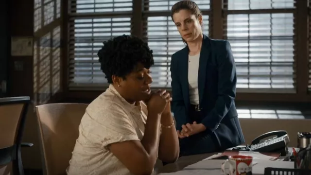 The Group by Babaton Karma Camiseta usada por la Det. Samantha Wazowski (Meredith MacNeill) como se ve en Pretty Hard Cases (S03E03)