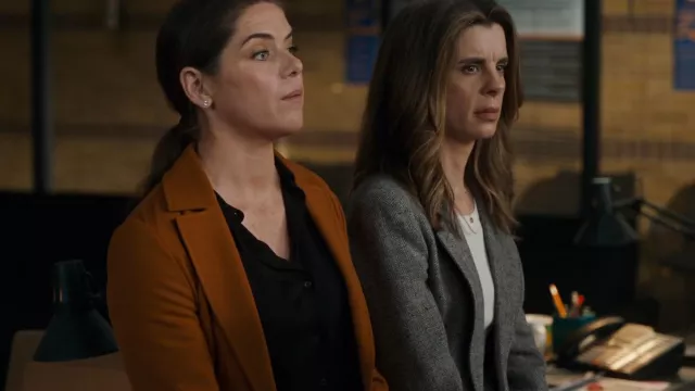 Nili Lotan Di­ane Blaz­er With El­bow Patch worn by Det. Samantha Wazowski (Meredith MacNeill) as seen in Pretty Hard Cases (S03E04)