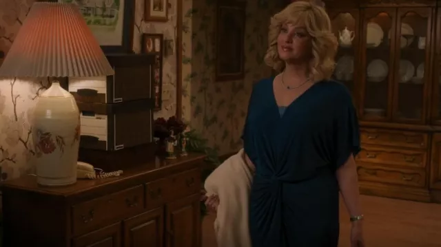 Floerns V Neck Twist Front Split Mi­di Dress worn by Beverly Goldberg (Wendi McLendon-Covey) as seen in The Goldbergs (S10E12)