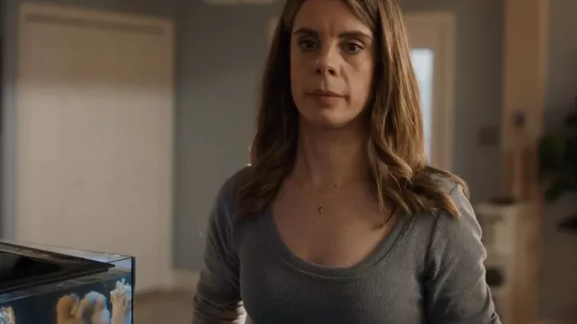 James Perse Grey Scoop Neck Top usado por la Det. Samantha Wazowski (Meredith MacNeill) como se ve en Pretty Hard Cases (S03E06)