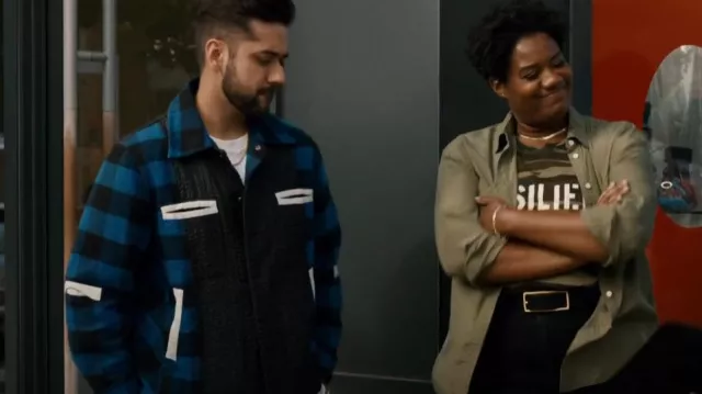 Craig Green S/S 19 Plaid Worker Jacket usada por el Det. Taai Nazeer (Al Mukadam) como se ve en Pretty Hard Cases (S03E06)