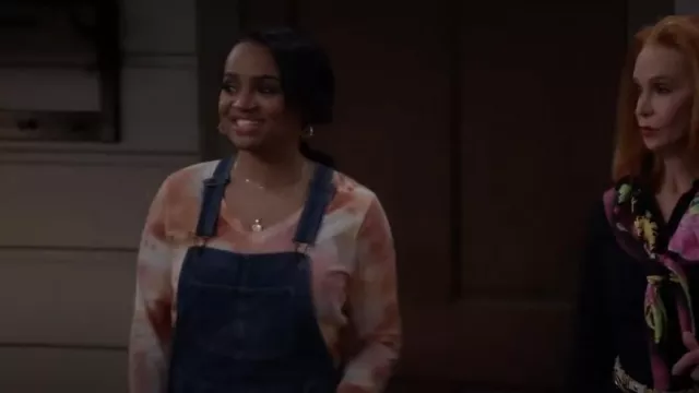 Sonoma Goods For Life Everyday V-Neck Long Sleeve Tee porté par Randi (Kyla Pratt) comme vu dans Call Me Kat (S03E15)