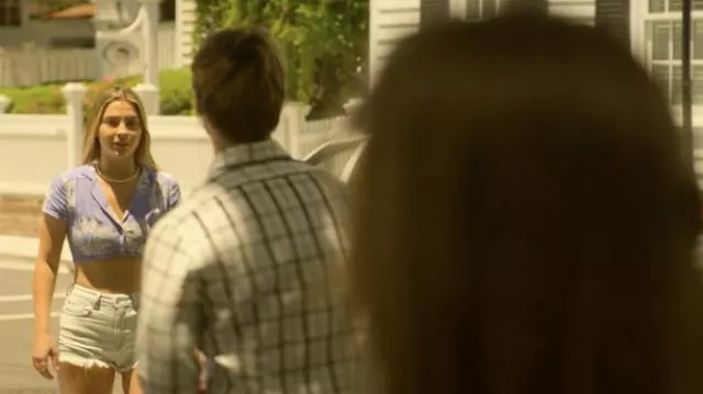 Le crop top Urban Outfitters lilas à fleurs porté par Sarah Cameron (Ma­de­lyn Cline) dans la série Outer Banks (Saison 3 Episode 8)