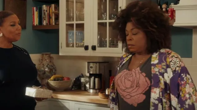 Girl Dangerous Rose Tee porté par Viola 'Vi' Marsette (Lorraine Toussaint) vu dans The Equalizer (S03E09)