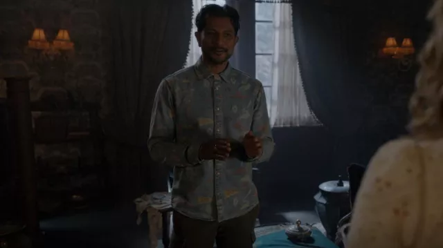 Chemise denim imprimée Scotch & Soda portée par Jay Arondekar (Utkarsh Ambudkar) vue dans Ghosts (S02E15)