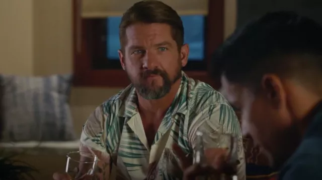 Chemise Deus Ex Machina Dean Noosa portée par Rick (Zachary Knighton) comme on le voit dans Magnum P.I. (S05E03)