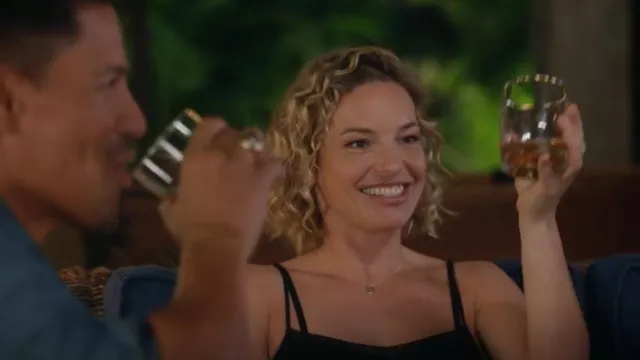 Collier Gorjana Compass Coin porté par Juliet Higgins (Perdita Weeks) vu dans Magnum P.I. (S05E03)