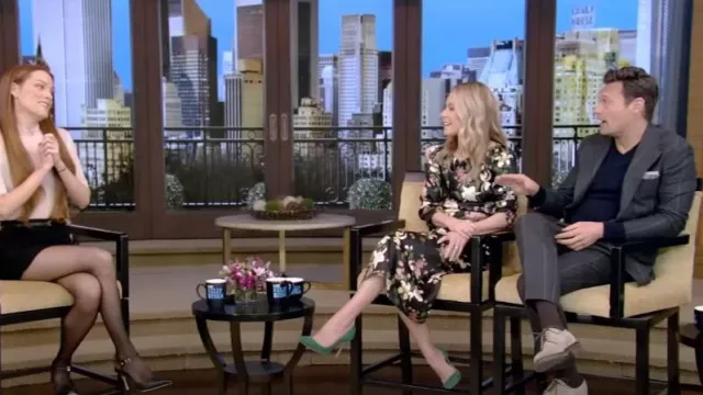 Robe en soie Cassis Reformation en Magnifica portée par Kelly Ripa comme vu en LIVE avec Kelly et Ryan le 27 février 2023