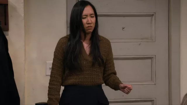 Zara Wrap Frony Flap Skort porté par Ellen (Tien Tran) comme on le voit dans How I Met Your Father (S02E06)