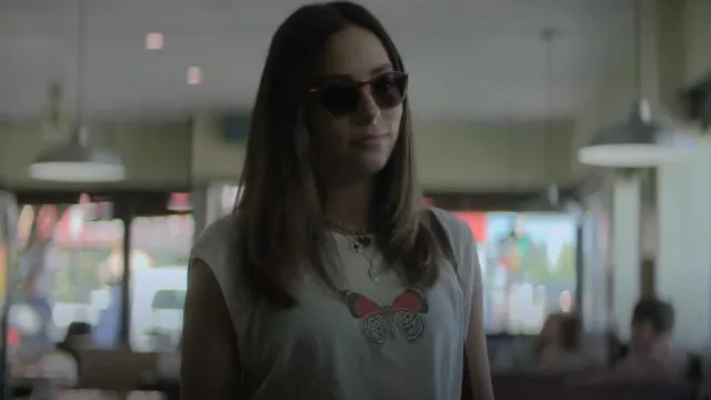 Rag & Bone Butterfly Cropped Muscle Tank porté par Elena Santos (Mariel Molino) vu dans The Watchful Eye (S01E06)