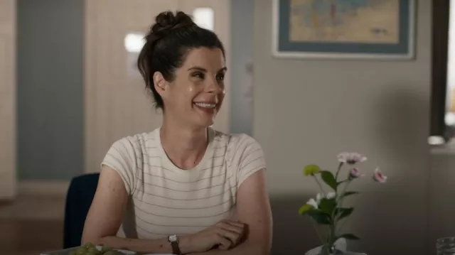 Camiseta a rayas del Club Monaco Bowee usada por la Det. Samantha Wazowski (Meredith MacNeill) como se ve en Pretty Hard Cases (S02E08)