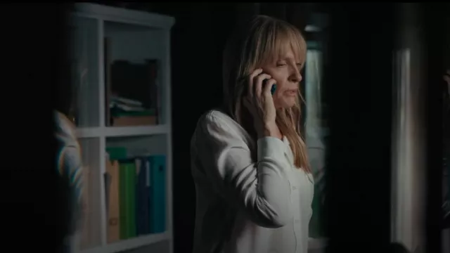 Equipment Slim Sig­na­ture Silk Shirt worn by Laura Oliver (Toni Collette) as seen in Pieces of Her (S01E08)