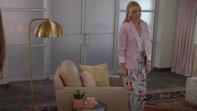 Pantalon tissé Flying Tomato Seaside State Of Mind porté par Debra Prosper comme on le voit dans Leverage: Redemption (S02E09)