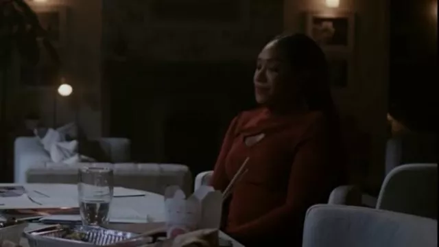 Suzy Shier a découpé un faux haut à col porté par Iris West-Allen (Candice Patton) comme on le voit dans The Flash (S09E04)