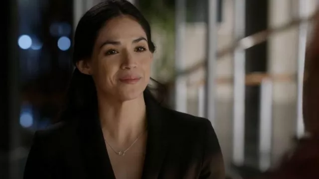 Nordstrom Infinity Link Collar corto usado por la detective Serena Chavez (Ariana Guerra) como se ve en CSI: Vegas (S02E15)