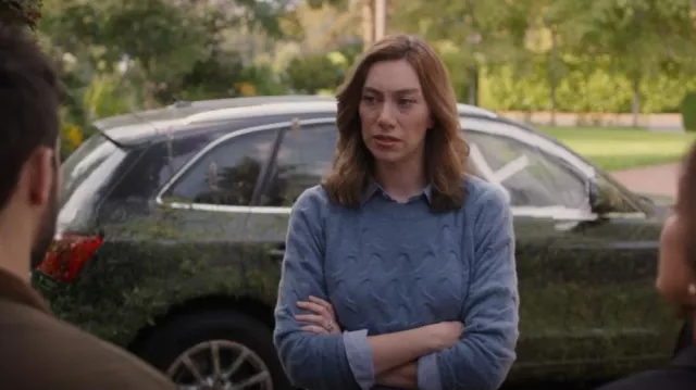 Pull en cachemire rentré Theory porté par Allison (Madeline Wise) comme on le voit dans So Help Me Todd (S01E04)