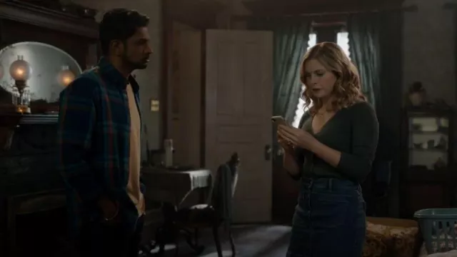Camisa deportiva a cuadros teñida con hilo escocés y soda usada por Jay Arondekar (Utkarsh Ambudkar) como se ve en Ghosts (S02E16)