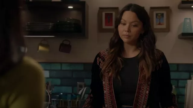 Johnny Was Aurore Velvet Bolero usado por Lucy Chen (Melissa O'Neil) como se ve en The Rookie (S05E14)