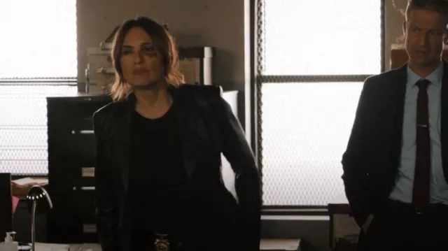 Blazer en cuir théorique porté par la détective Olivia Benson (Mariska Hargitay) comme on le voit dans Law & Order: Special Victims Unit (S24E11)