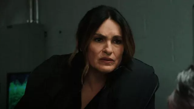 Manteau à capuchon asymétrique Mackage Kay porté par la détective Olivia Benson (Mariska Hargitay) comme on le voit dans Law & Order: Special Victims Unit (S24E14)