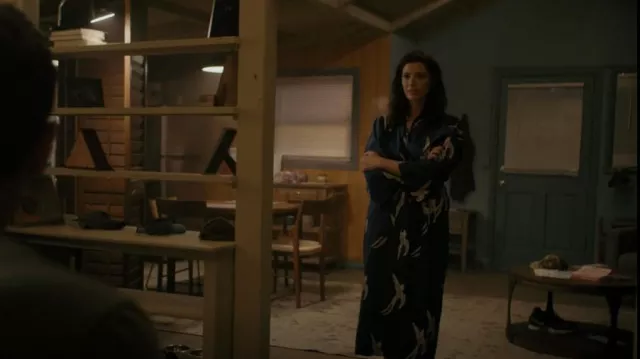 Robe Kimono Susannahcotton portée par Mandy Ellis (Jessica Paré) vue dans SEAL Team (S06E02)