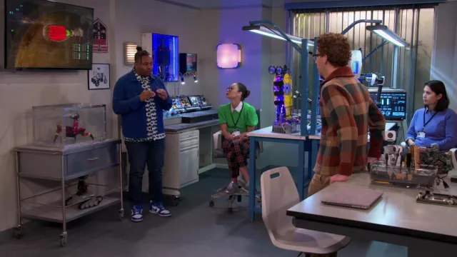 Nike Dunk High sneakers worn by Marty Butler (Marcel Spears) as seen in The Neighborhood (S05E14)