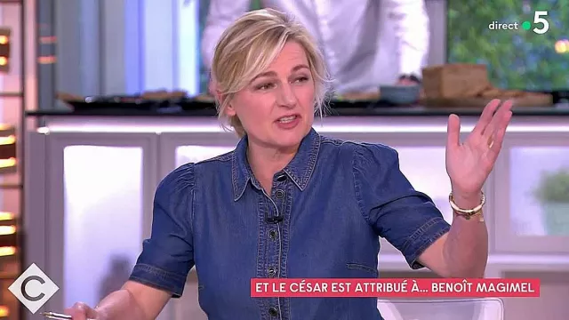 La chemise en jean Madeleine portée par Anne-Élisabeth Lemoine dans l'émission C à Vous du 27 février 2023