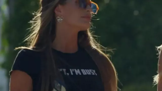 T-shirt « Can’t, I’m Busy » porté par Juliette Porter dans Siesta Key (saison 5 épisode 9)