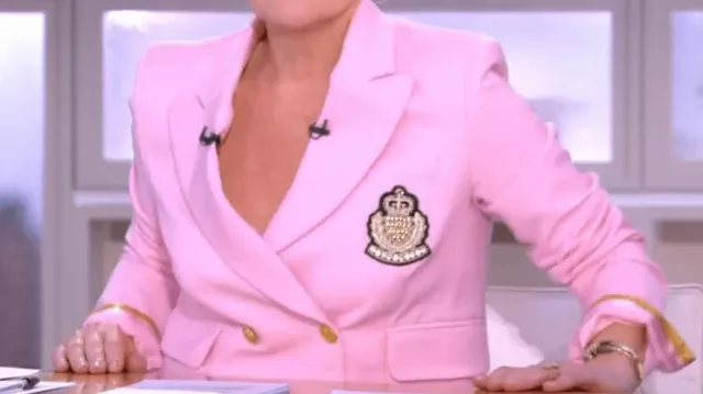 La veste blazer rose à écusson portée par Anne-Élisabeth Lemoine dans l'émission C à Vous du 6 mars 2023