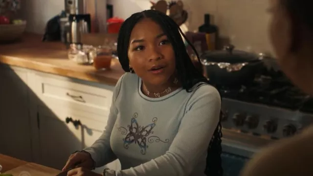 Delia*s de Dolls Kill Let 'Em Wonder Crop Top usado por Delilah (Laya DeLeon Hayes) como se ve en The Equalizer (S03E10)